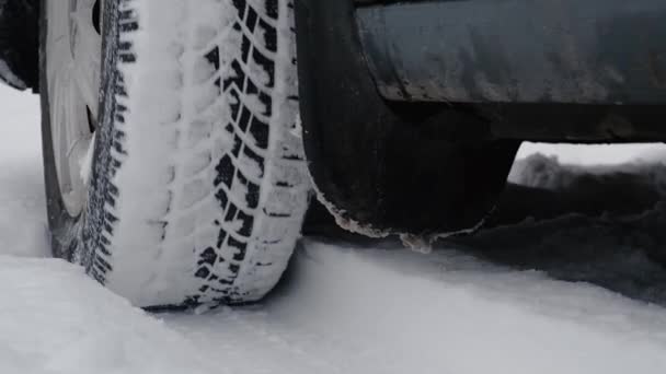 Mașina Este Blocată Zăpadă Zăpada Zboară Roată Vehiculului Care Rotește — Videoclip de stoc