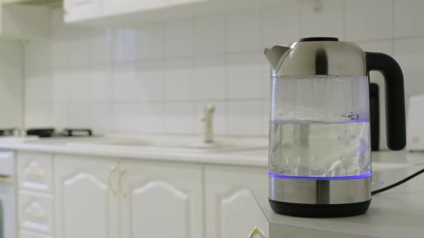 Chaleira Elétrica Vidro Com Água Fervente Mesa Cozinha Eletrodomésticos — Vídeo de Stock