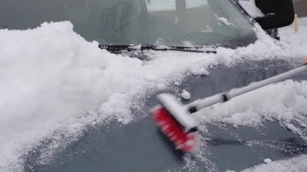 Bir Adam Kar Fırtınasından Sonra Arabasından Kar Temizler Kış Mevsimi — Stok video