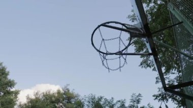 Basketbol topu sepetin içinden geçiyor. Sokak basketbolu.