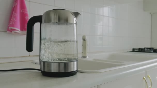Een Kokende Waterkoker Keukentafel Transparante Waterketel Kookt — Stockvideo