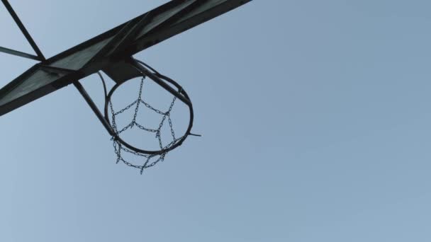 Piłka Koszykówki Przechodząca Przez Metalowy Kosz Tle Nieba Koncepcja Sportu — Wideo stockowe