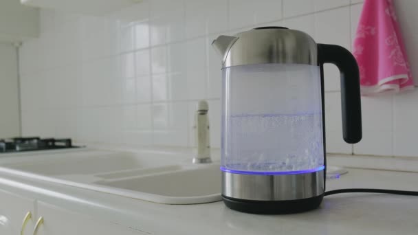 厨房里有透明的水壶和水壶 沸腾的水工艺 — 图库视频影像