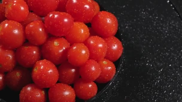 Les Tomates Mûres Avec Des Gouttes Eau Tournent Lentement Sur — Video