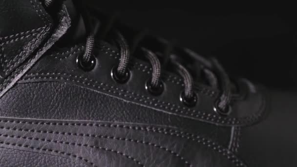 Concept Chaussures Botte Noire Tourne Lentement Sur Fond Noir Gros — Video