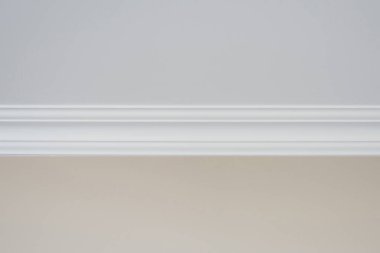 Düz tavan eteğinin ayrıntıları, iç kısımda tavan pervazları..