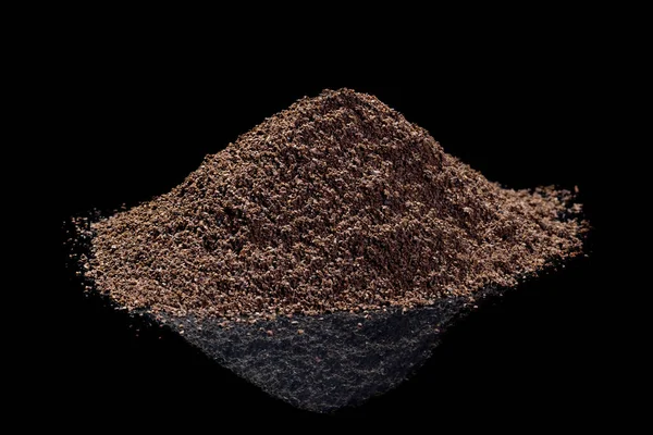 Gemalen Koffie Met Reflectie Zwarte Geïsoleerde Achtergrond — Stockfoto