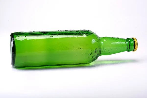 Szklana Butelka Leży Białym Tle Lemoniada Alkohol — Zdjęcie stockowe