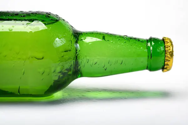 Una Bottiglia Limonata Primo Piano Sfondo Bianco Dettagli Bottiglia Vetro — Foto Stock