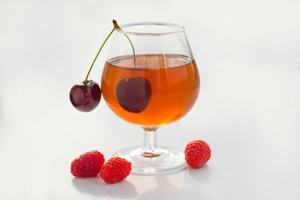 Świeże Maliny Wiśnie Szklanką Wina — Zdjęcie stockowe