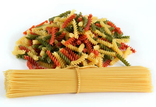 Espaguete Massa Amarela Pronta Para Cozinhar Isolado Fundo Branco — Fotografia de Stock