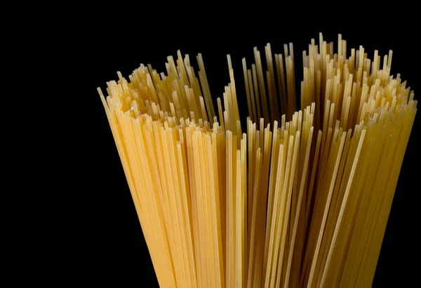 Sárga Hosszú Spagetti Fekete Háttérrel Vékony Tészta Sorba Rendezve Sárga — Stock Fotó