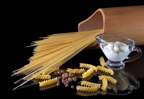 Pâtes Italiennes Jaunes Spaghettis Poivre Noir Isolés Sur Fond Noir — Photo