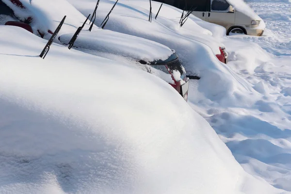 Coches Bajo Nieve Con Los Cepillos Levantados Aparcamiento — Foto de Stock