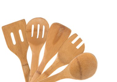 Beyaz arka planda izole edilmiş eski tahta kaşıklar koleksiyonu.