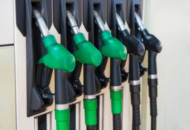 Benzin istasyonunda farklı dizel tabancalar var..