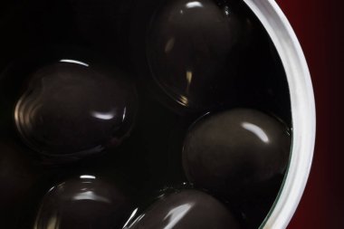 Kavanozda siyah zeytin. Üst görünüm, arkaplan.