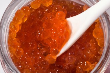 Somon balığının kırmızı havyarı. Yaklaş..