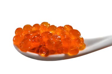 Bir avuç dolusu kırmızı havyar, beyaz izole arka planda..