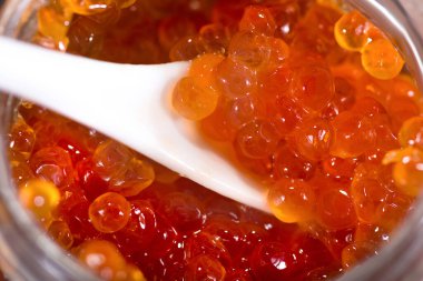 Kırmızı havyar yaklaş. Soğuk aperatifler, lezzetler..