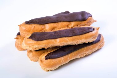 Beyaz arka planda kremalı ekler. Ev yapımı pişirme.