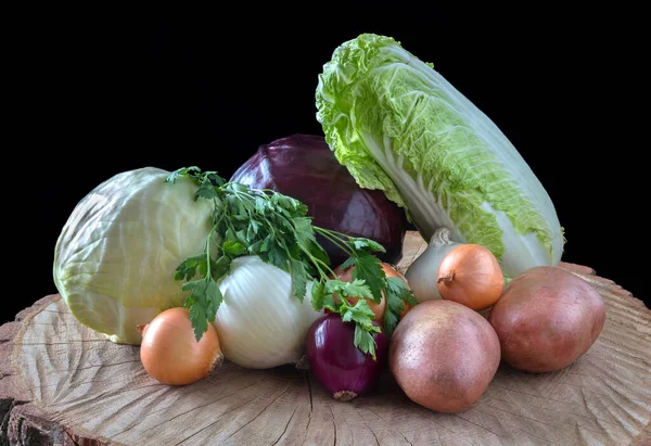 Νωπά Βιολογικά Λαχανικά Λάχανο Κρεμμύδια Πατάτα Πράσινα Κρεμμύδια Ξύλινο Φόντο — Φωτογραφία Αρχείου