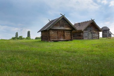 Eski ahşap ev, tarlada eski bir kulübe, şehrin dışında..