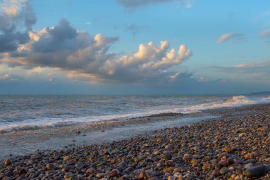 Deniz kıyısında. Güzel gökyüzü olan sahil.