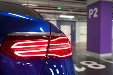 Araba yeraltı otoparkında, dikiz aynasından. Yeraltı otoparkı. Yakın çekim..