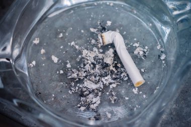 Kül tablasında bir sigara..