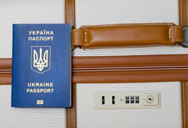 Yolcu pasaportu, Ukrayna pasaportlu uluslararası havaalanında bagajlar. Yukarıdan görüntüle.