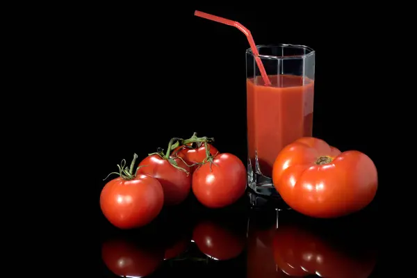 Tomates Vermelhos Suculentos São Isolados Fundo Preto — Fotografia de Stock