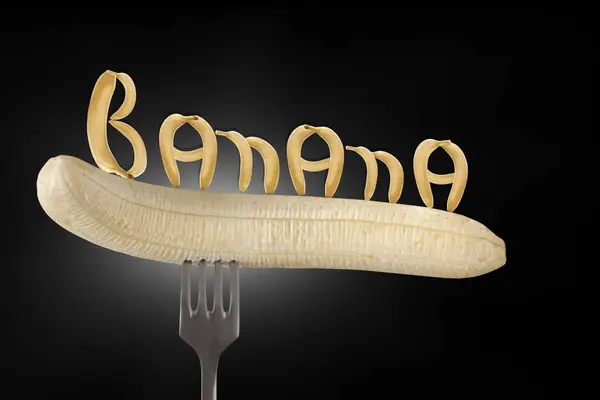 叉子上有清晰的香蕉 深色背景上有香蕉字样 — 图库照片