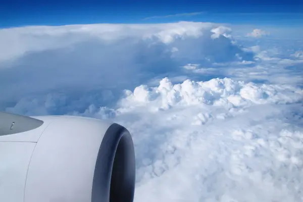 Θέα Προς Τον Ουρανό Και Σύννεφα Από Φινιστρίνι Αεροπλάνο — Φωτογραφία Αρχείου
