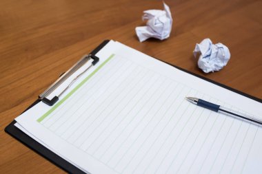 Psikoterapist masasına yazı yazmak için bir defter. Psikoloji, psikoterapi, akıl sağlığı, yardım ve destek kavramı.
