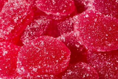 Gümüş folyoda kırmızı marmelat dilimleri, yakın planda jöle şekerlemeleri..