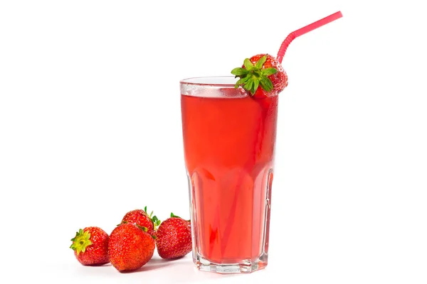 Erfrischende Erdbeer Limonade Und Reife Erdbeeren Isoliert Auf Weiß Fruchtlimonade — Stockfoto