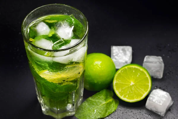 Mojito Cocktail Ice Fresh Mint Lime Dark Background Close Refreshing — Stock Photo, Image