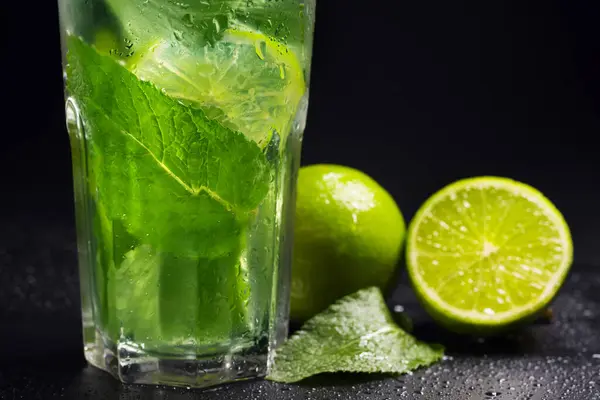 Mojito Cocktail Rafraîchissant Aux Feuilles Menthe Citron Vert Glace Sur — Photo