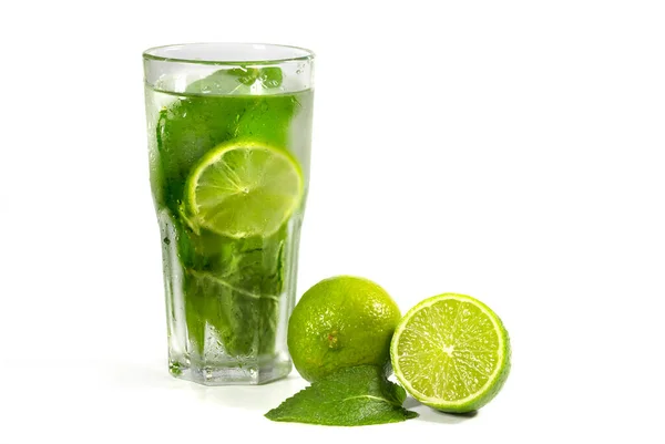 Erfrischender Mojito Cocktail Mit Minzblättern Limette Und Eis Auf Weißem — Stockfoto