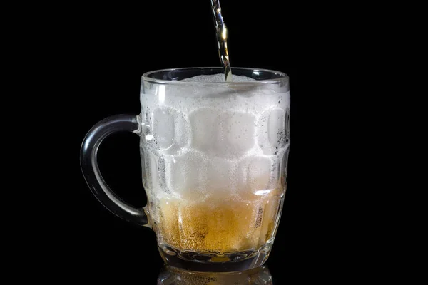 Наливання Пива Склянку Чорному Тлі — стокове фото