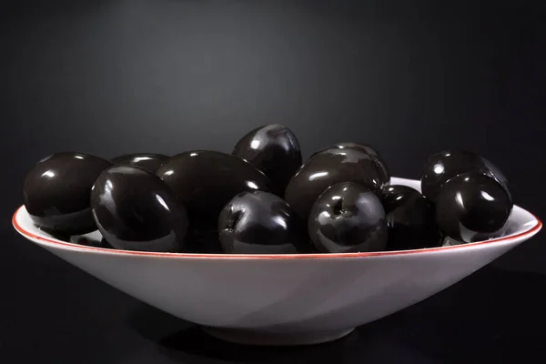 Чаша Черными Оливками Темном Фоне — стоковое фото