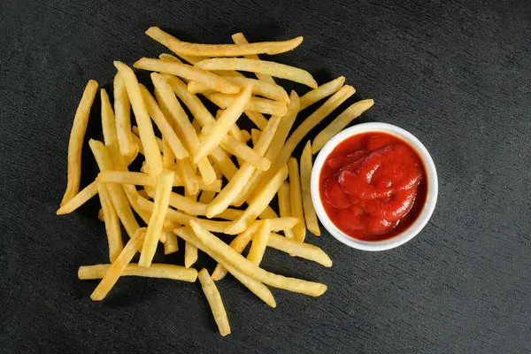 Frytki Ketchupem Ciemnym Tle Widok Góry Fast Food — Zdjęcie stockowe