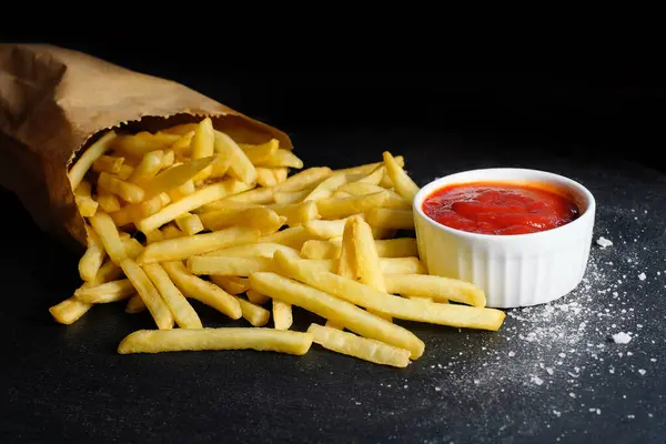 Chips Pommes Frites Och Ketchup Mörk Bakgrund Närbild — Stockfoto
