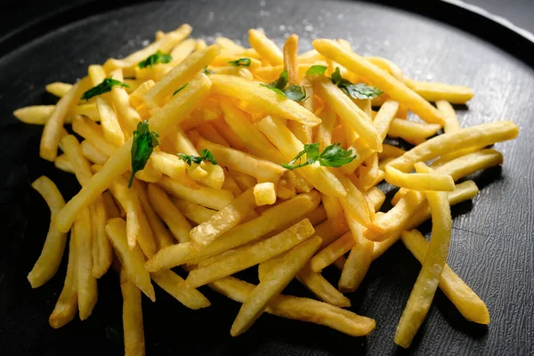 フランスのフライドポテトは暗い背景で クローズアップ ファストフード 不健康な食べ物 — ストック写真