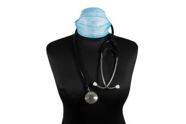 Manken, steteskop ve tıbbi yüz kalkanı beyaz arka planda izole edilmiş. Sağlık konsepti, reklamınız için fikir..