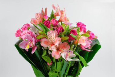 Gri arka planda izole edilmiş bir buket güzel çiçek. Yakın plan..