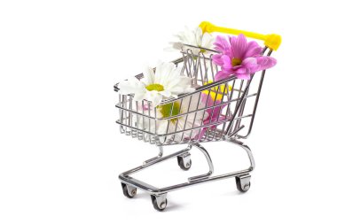 Alışveriş sepeti dolu beyaz izole kır çiçekleri.