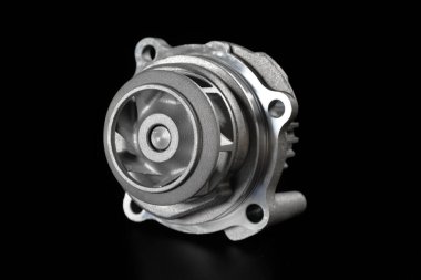 Siyah arka planda araba pompası. Otomatik parçalar yakın plan.