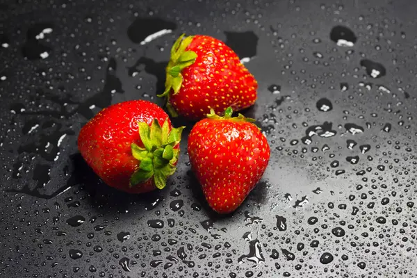 Fresas Frescas Gotas Agua Sobre Fondo Oscuro Cerca Frutas Frescas —  Fotos de Stock